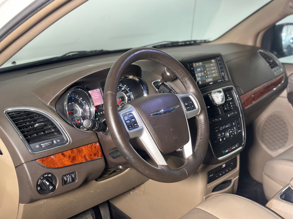 2015 Chrysler Town & Country Image 26