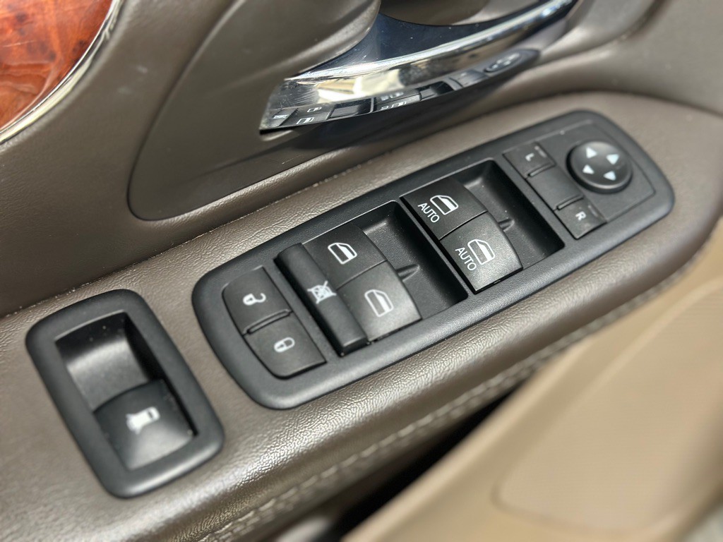 2015 Chrysler Town & Country Image 31