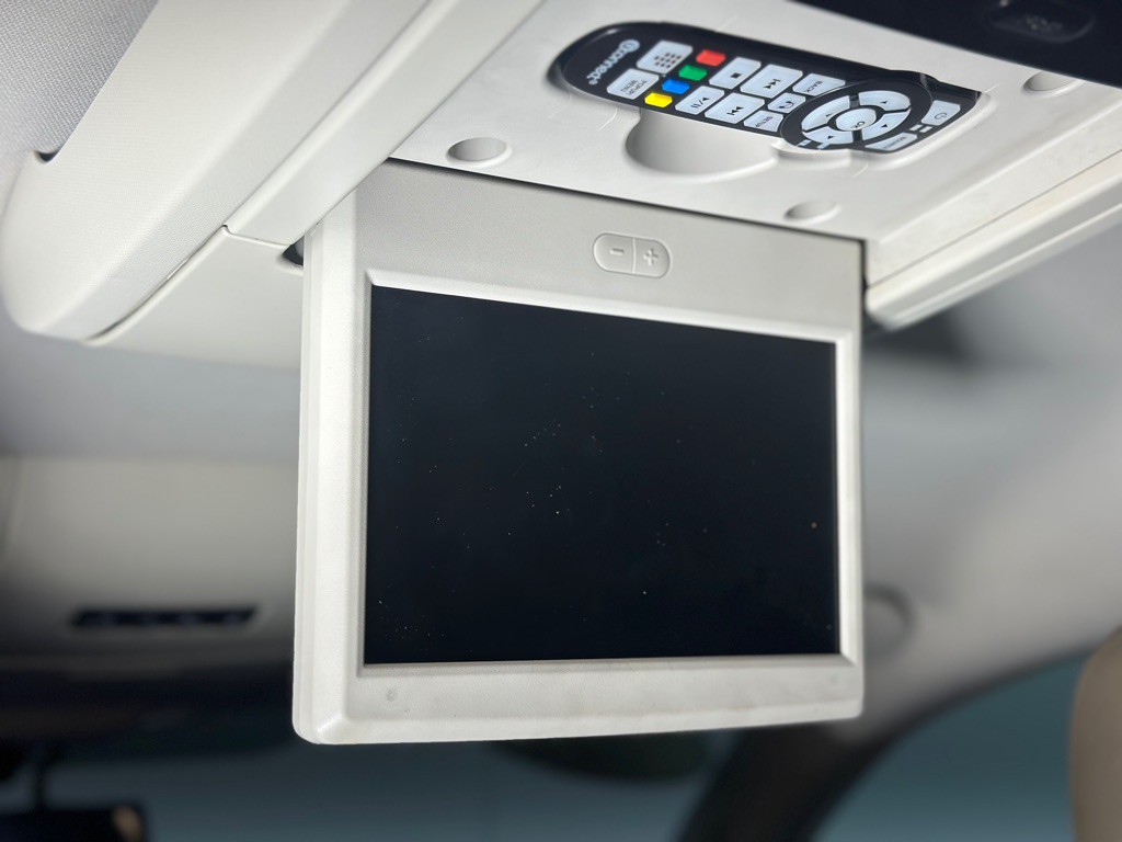 2015 Chrysler Town & Country Image 32