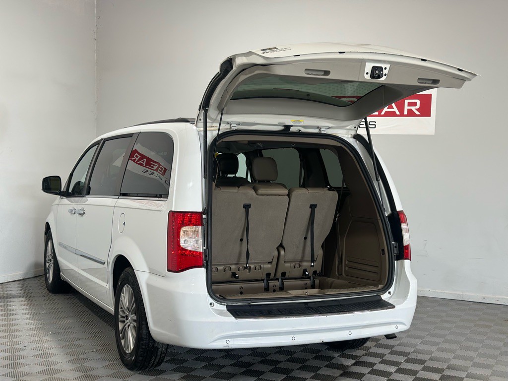 2015 Chrysler Town & Country Image 35