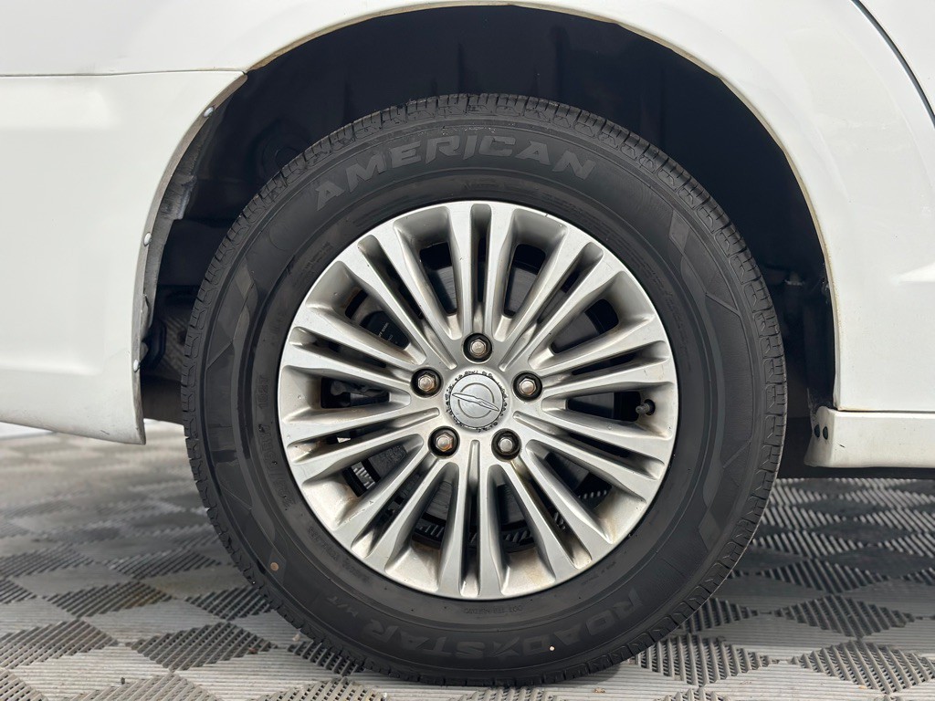 2015 Chrysler Town & Country Image 39