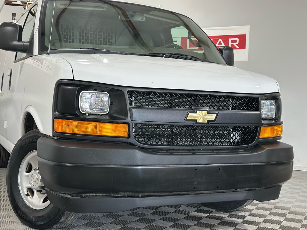 2017 Chevrolet Express Image 3