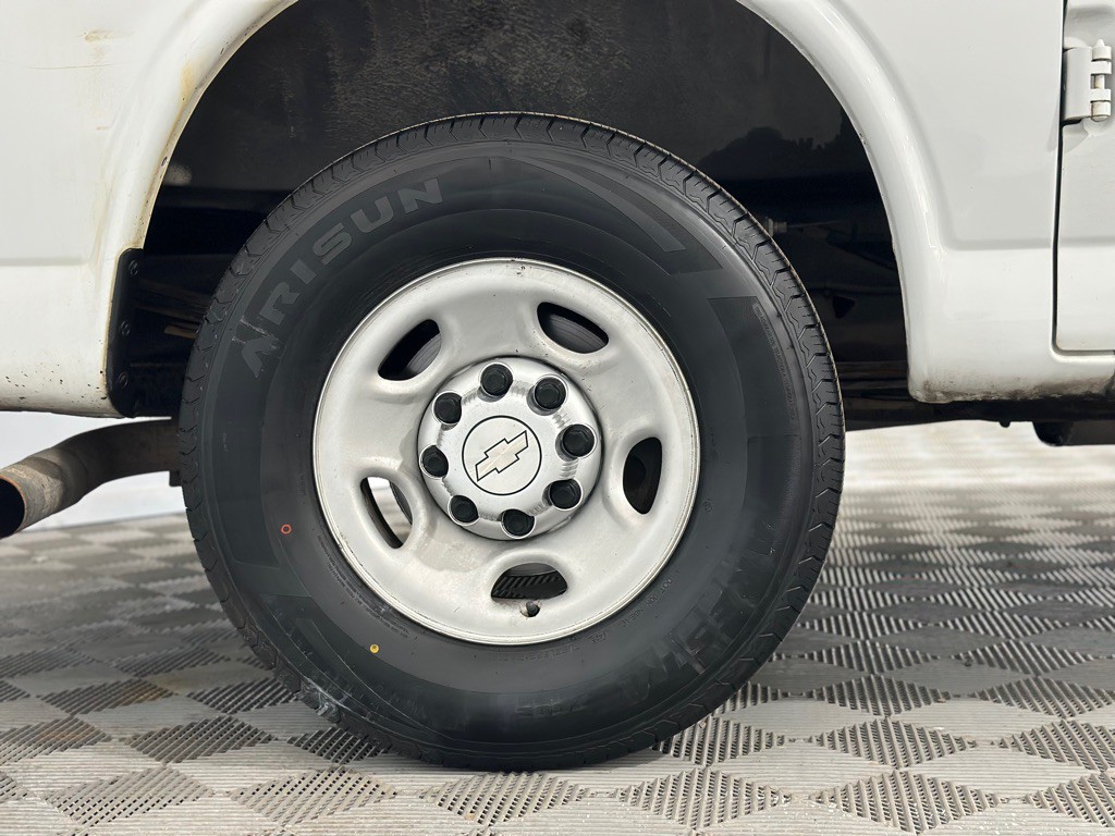2017 Chevrolet Express Image 31