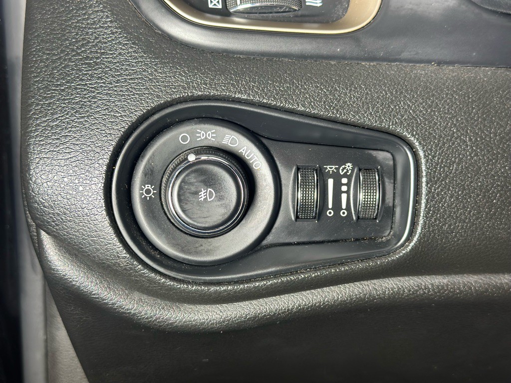 2016 Jeep Renegade Image 25
