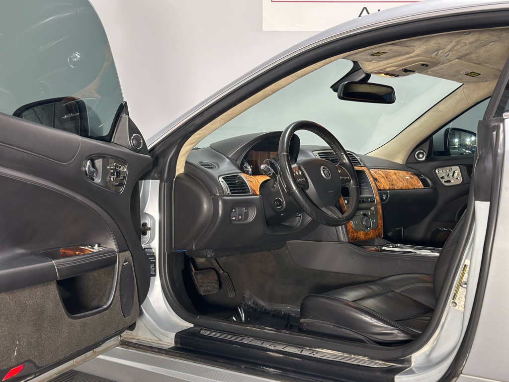 2010 Jaguar XK-Series Image 12