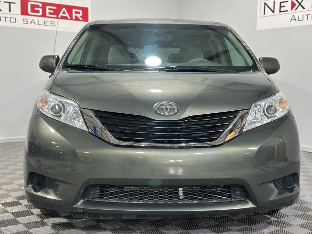 2011 Toyota Sienna Image 4