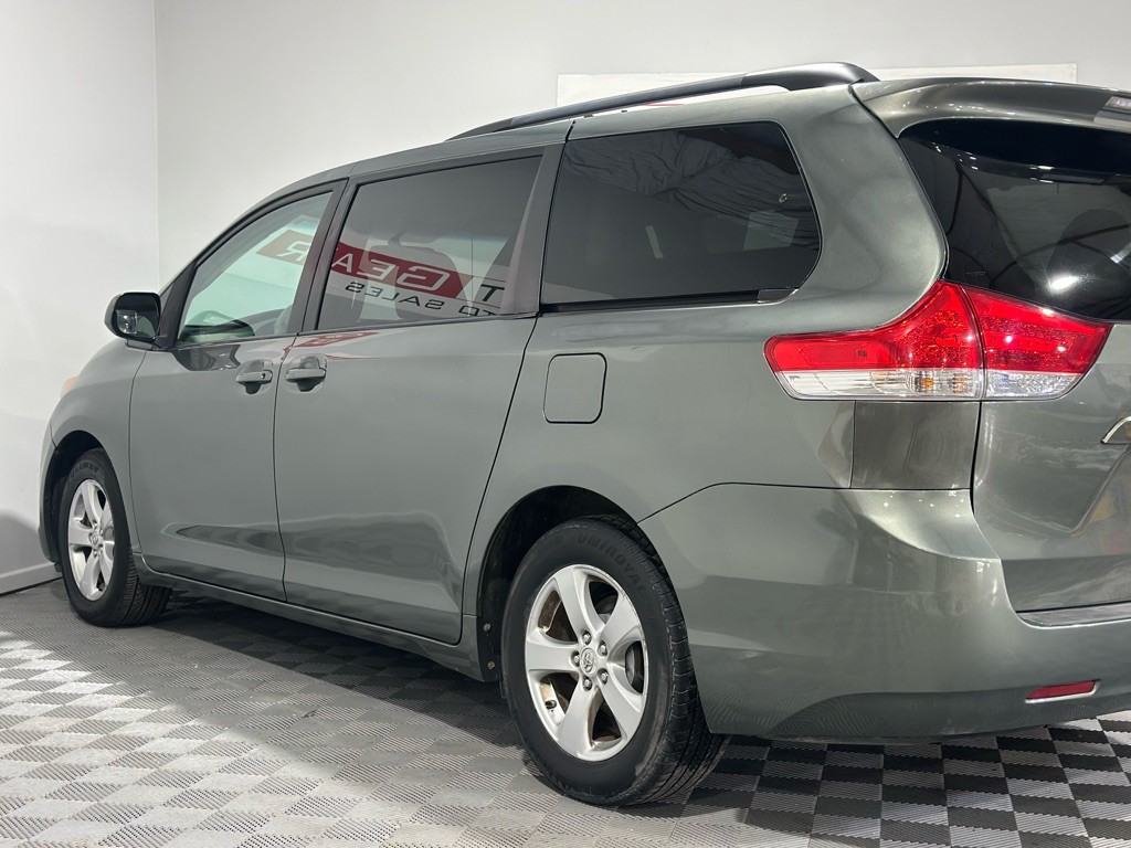 2011 Toyota Sienna Image 6