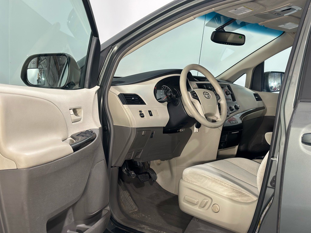 2011 Toyota Sienna Image 9