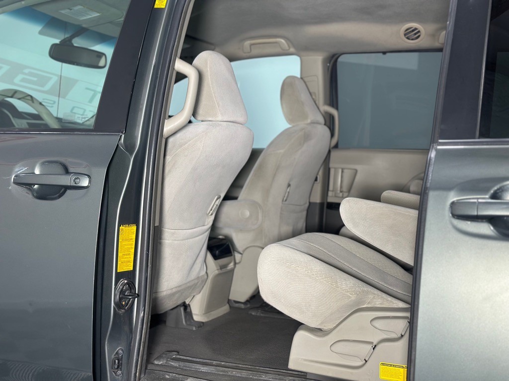 2011 Toyota Sienna Image 10