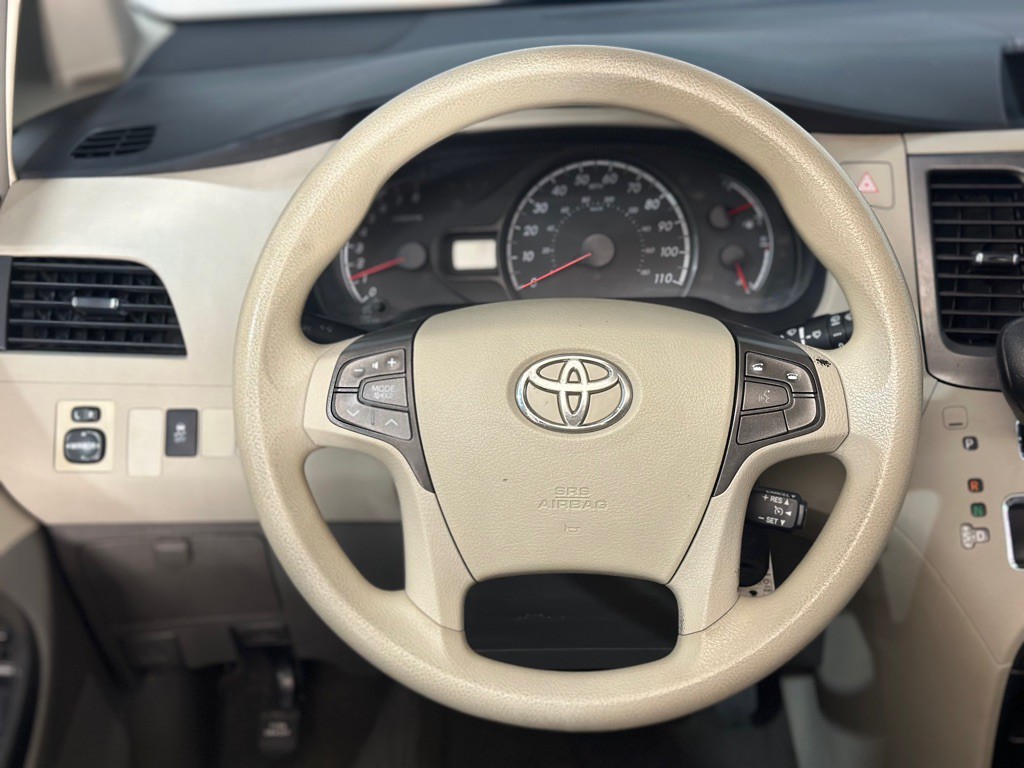 2011 Toyota Sienna Image 13