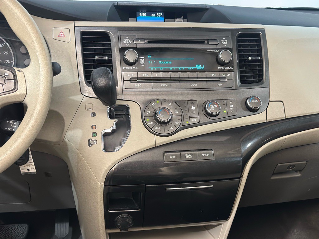 2011 Toyota Sienna Image 14