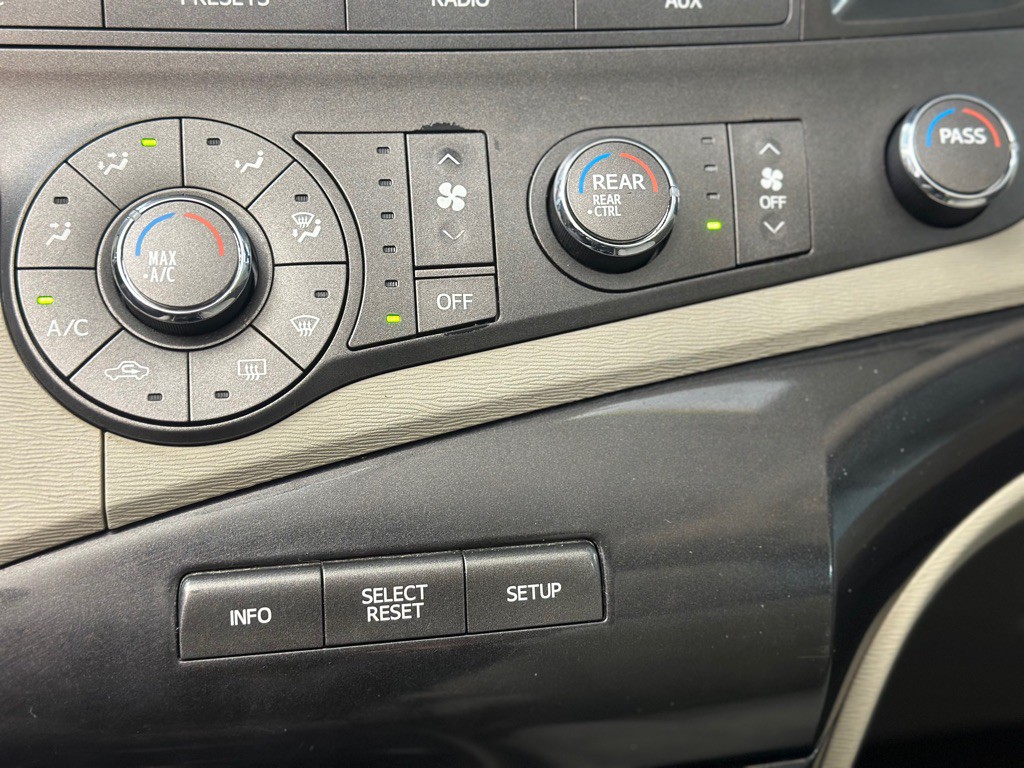 2011 Toyota Sienna Image 18