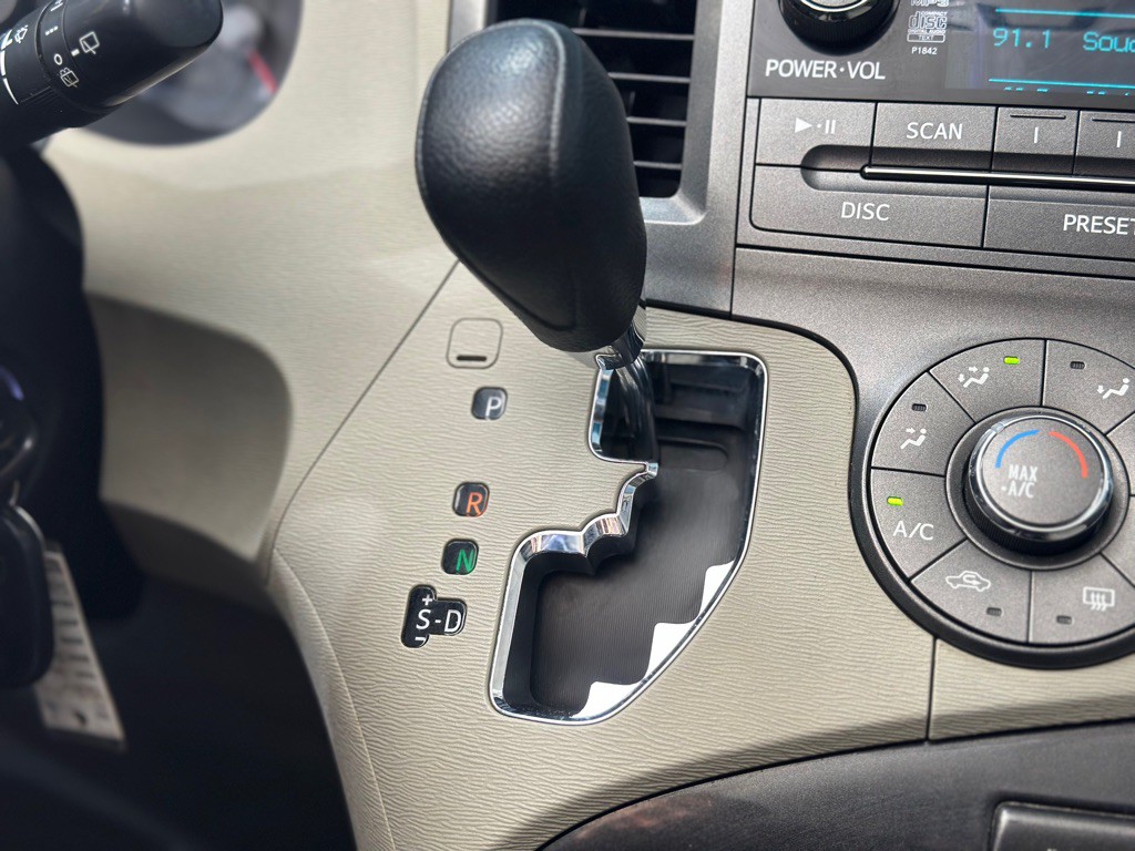 2011 Toyota Sienna Image 19