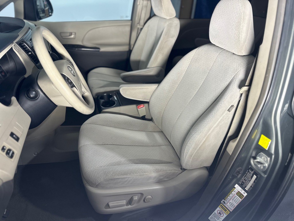 2011 Toyota Sienna Image 21