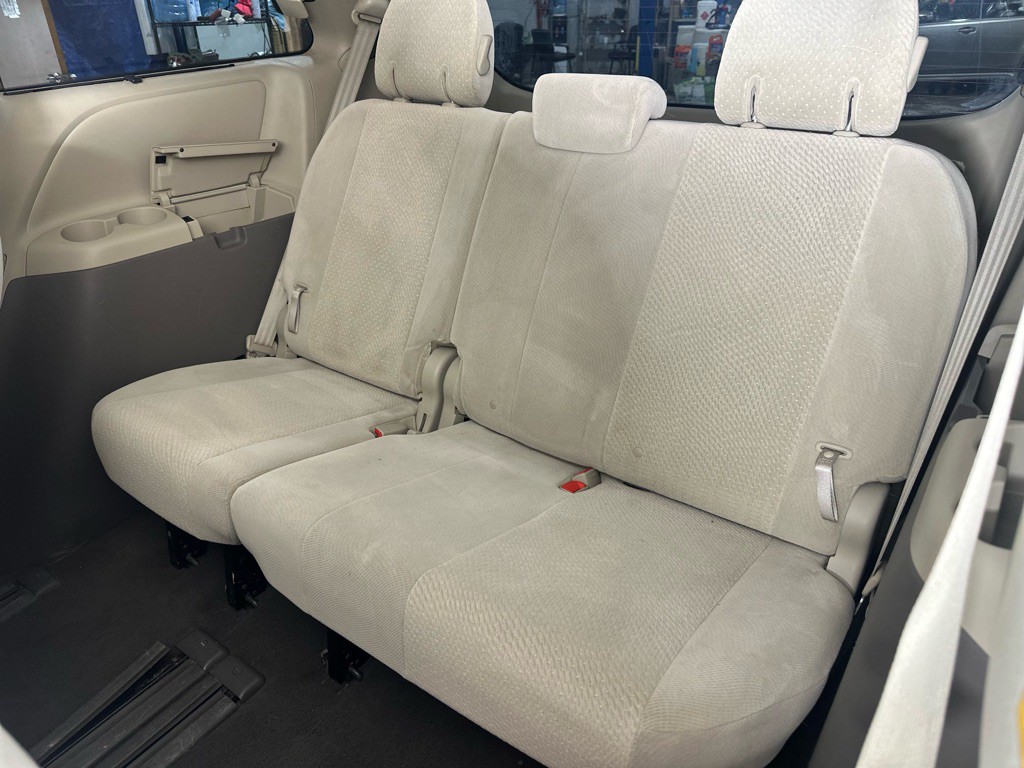 2011 Toyota Sienna Image 23