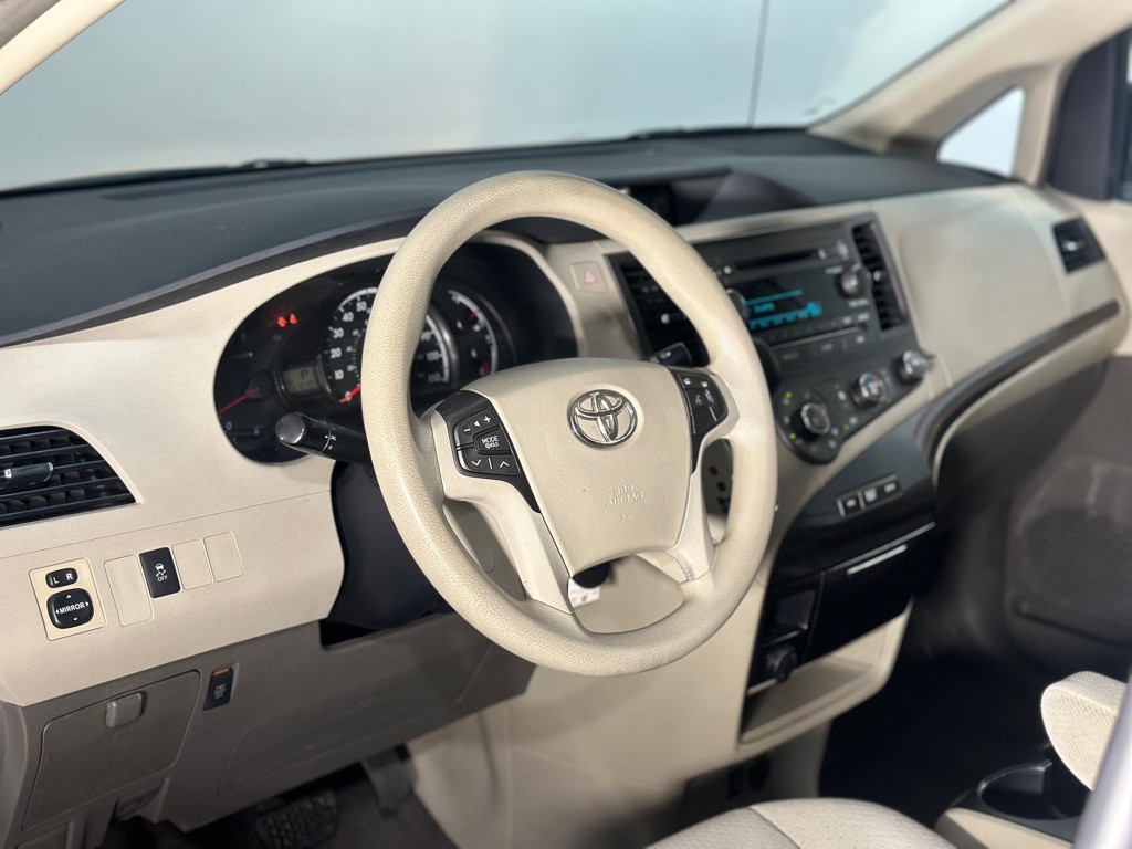 2011 Toyota Sienna Image 24