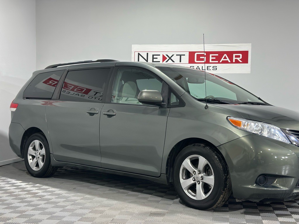 2011 Toyota Sienna Image 2