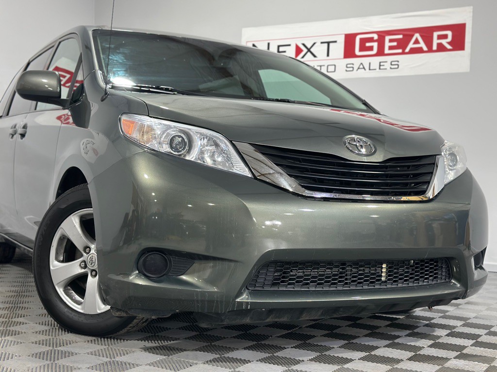 2011 Toyota Sienna Image 3