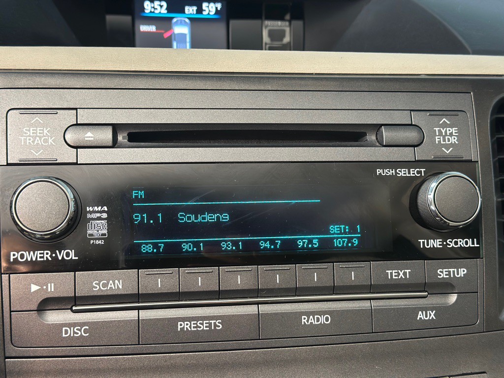 2011 Toyota Sienna Image 17