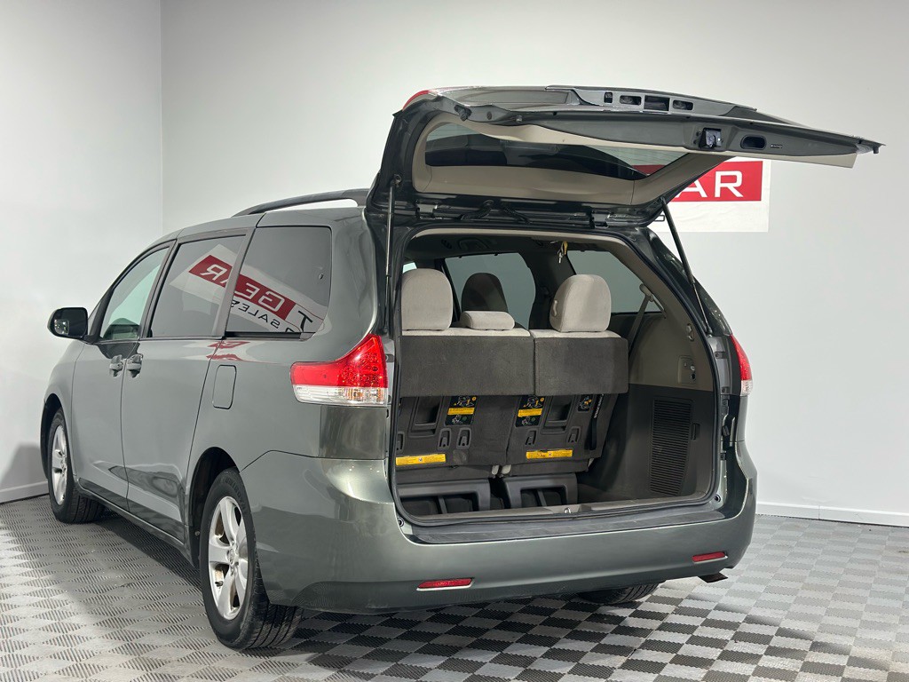 2011 Toyota Sienna Image 32
