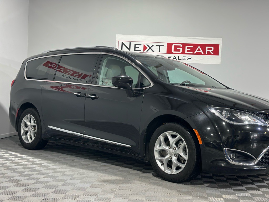 2017 Chrysler Pacifica Image 2