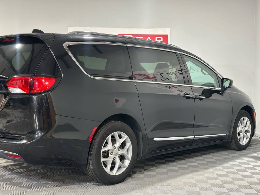 2017 Chrysler Pacifica Image 9