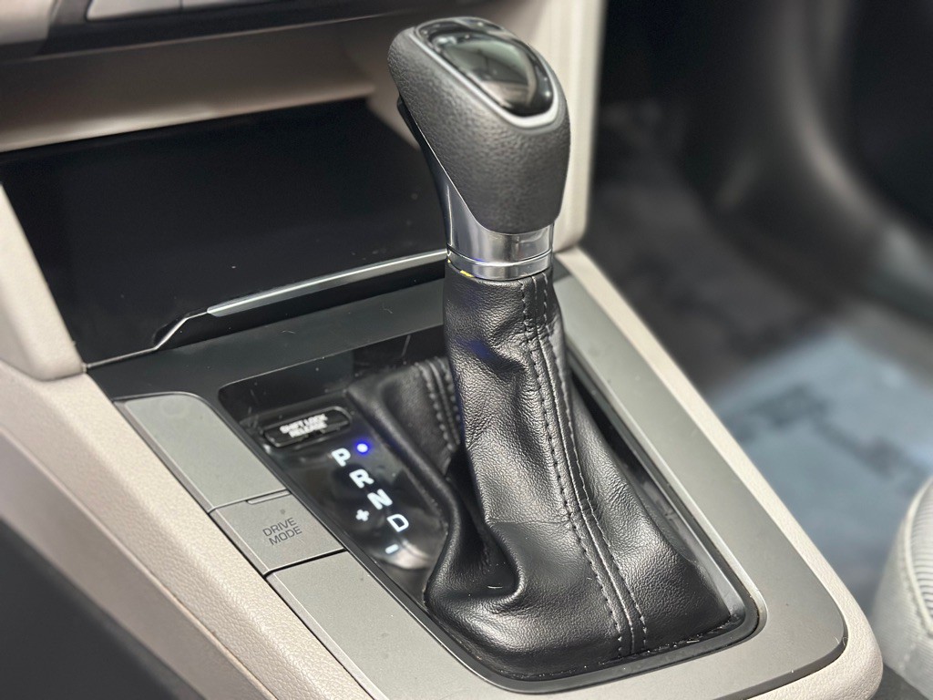 2017 Hyundai Elantra Image 19