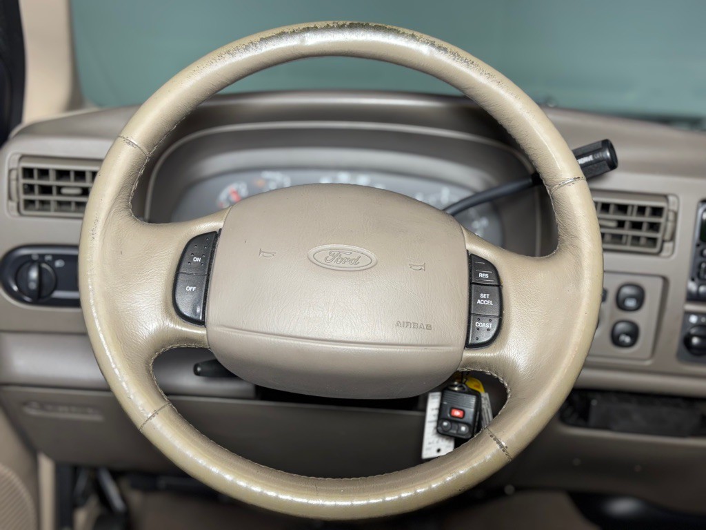 2000 Ford Excursion Image 13