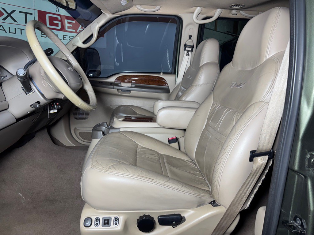 2000 Ford Excursion Image 18