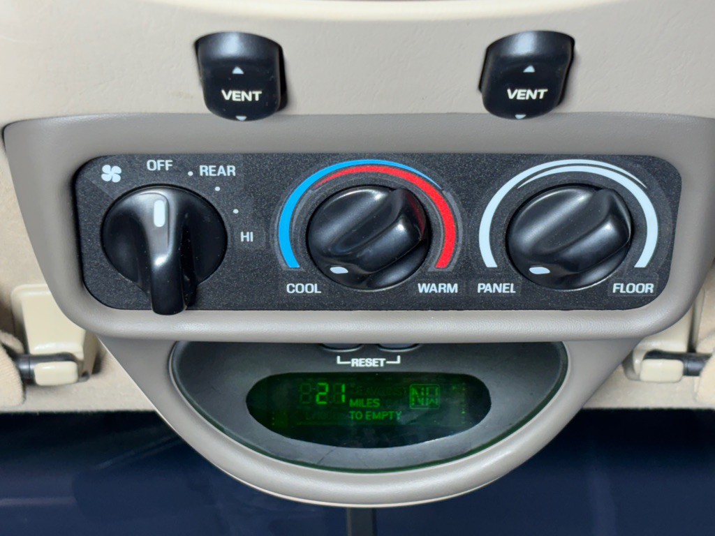 2000 Ford Excursion Image 24