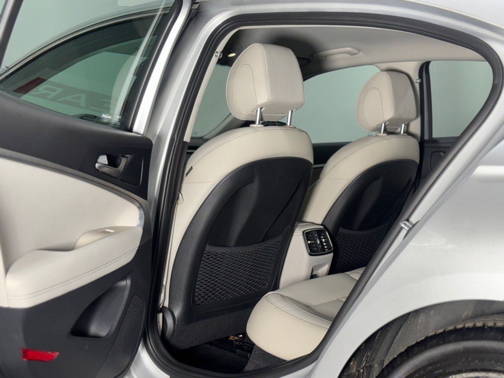 2019 Genesis G70 Image 12