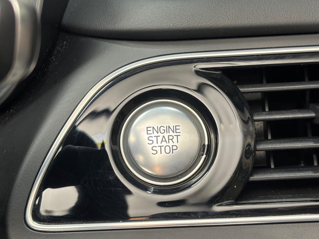 2019 Genesis G70 Image 23