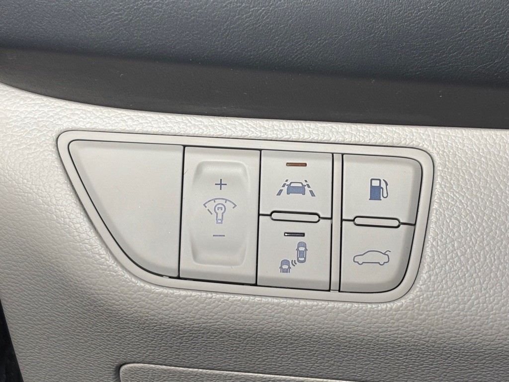 2019 Genesis G70 Image 24