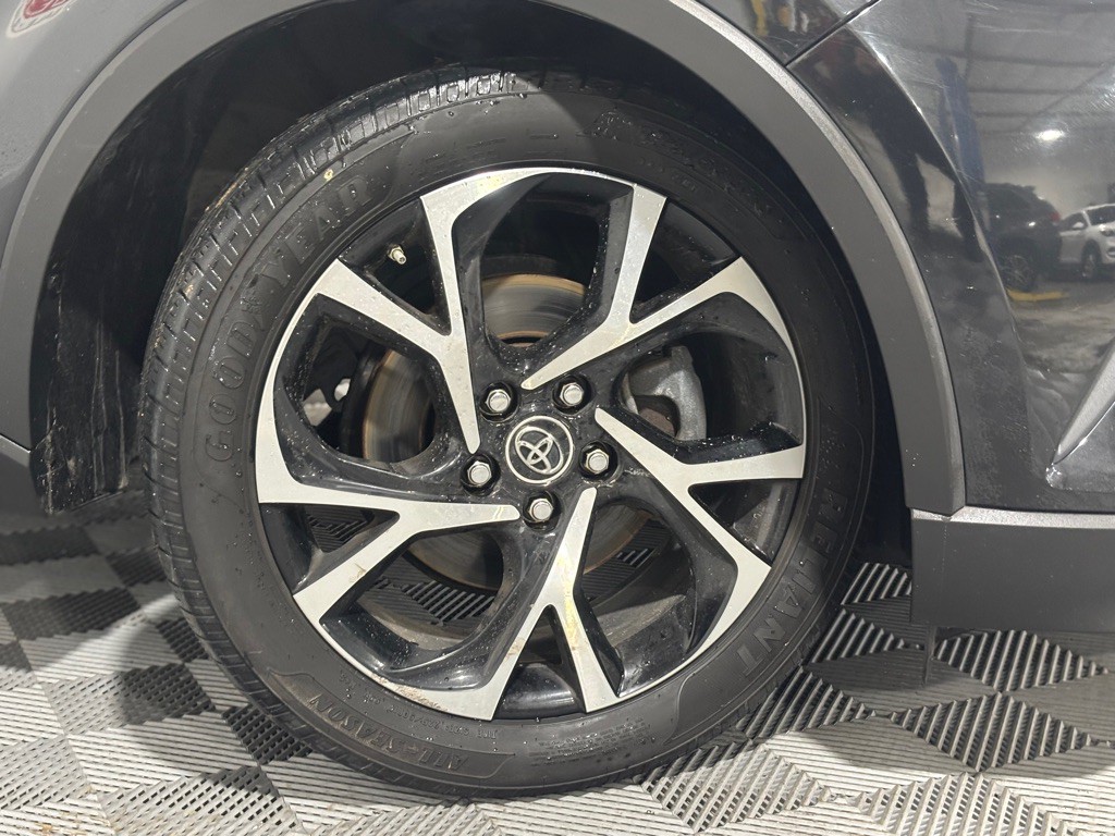 2018 Toyota C-HR Image 38