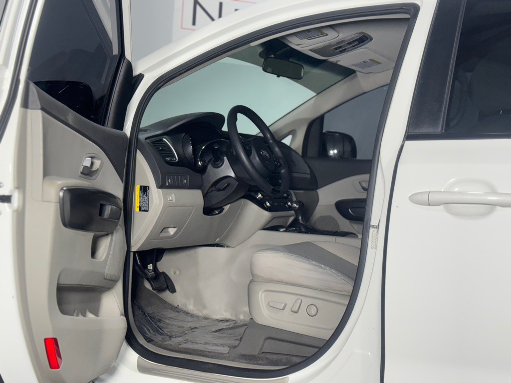 2016 Kia Sedona Image 9
