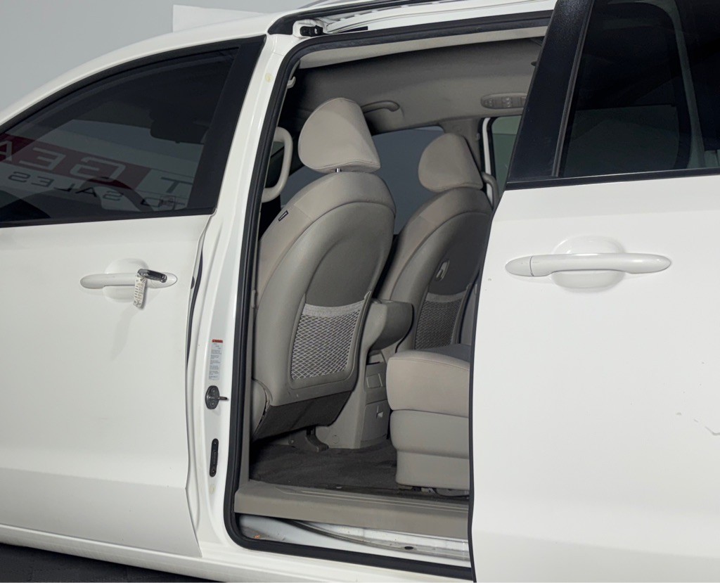 2016 Kia Sedona Image 10