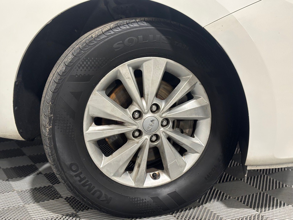 2016 Kia Sedona Image 40