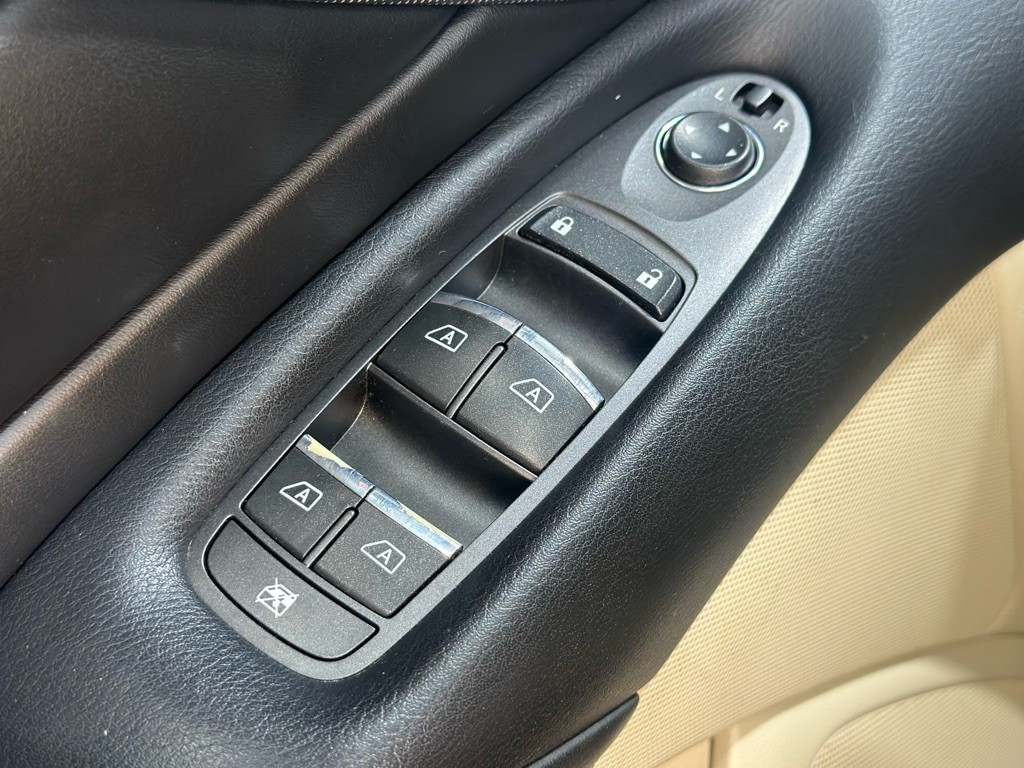 2015 INFINITI Q50 Image 35