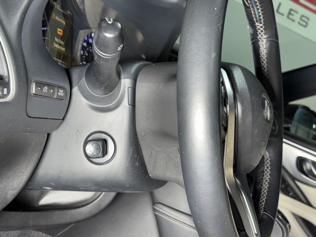 2017 INFINITI Q60 Image 31