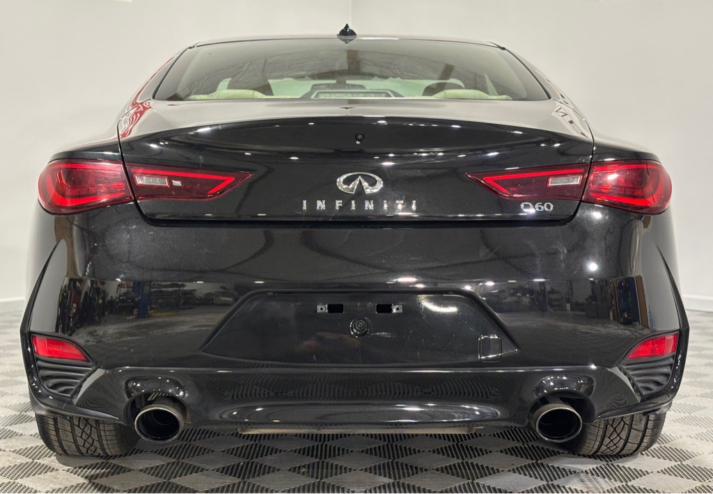 2017 INFINITI Q60 Image 9