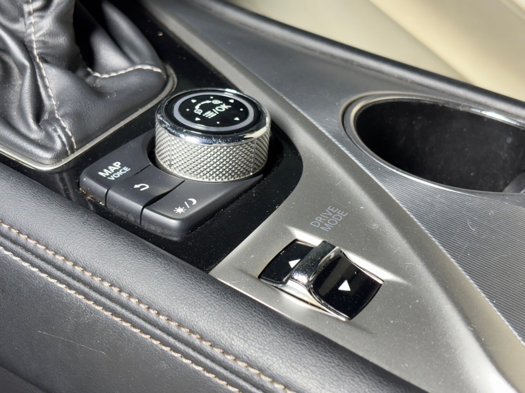 2017 INFINITI Q60 Image 21