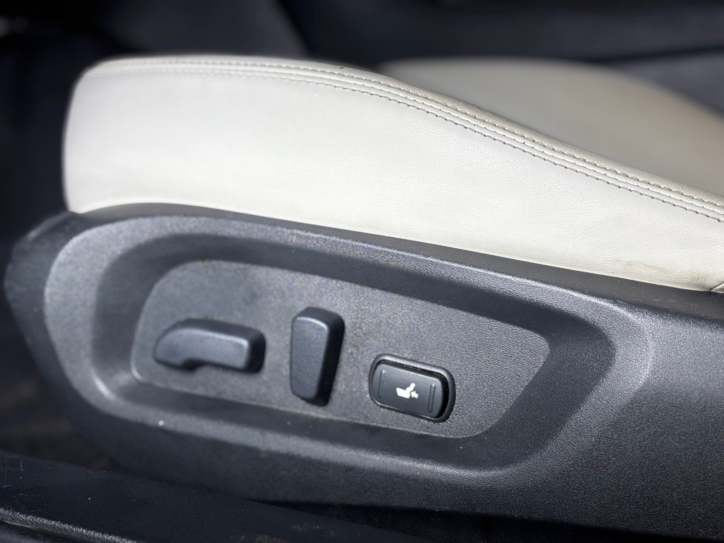 2017 INFINITI Q60 Image 25