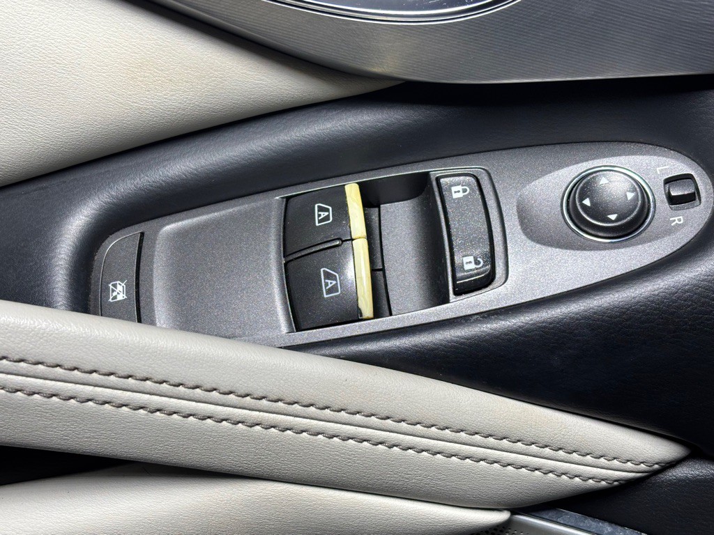 2017 INFINITI Q60 Image 32