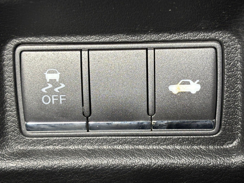 2017 INFINITI Q60 Image 33