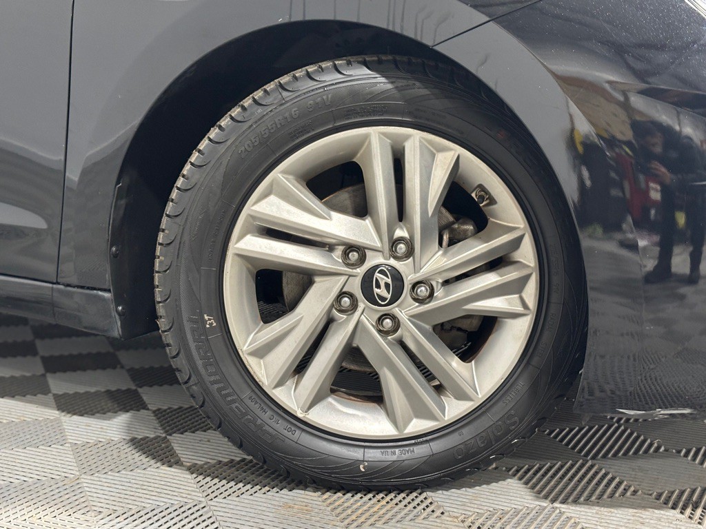 2019 Hyundai Elantra Image 35