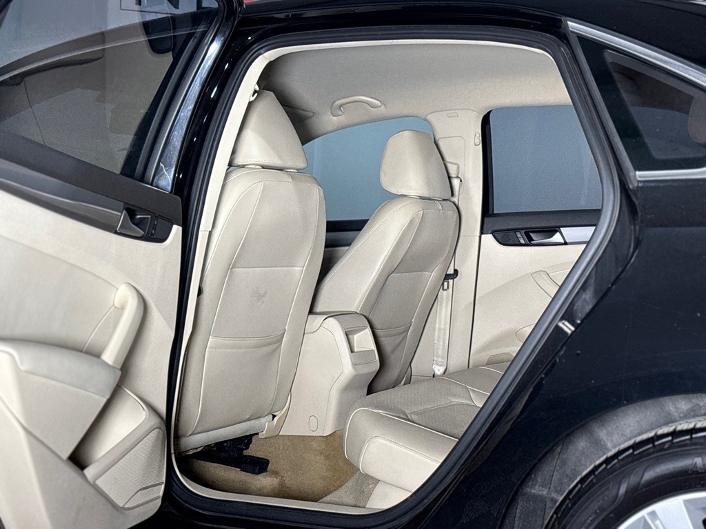 2015 Volkswagen Passat Image 11