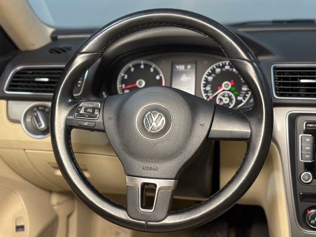 2015 Volkswagen Passat Image 14
