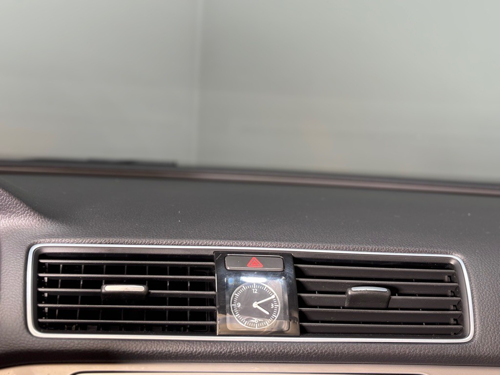 2015 Volkswagen Passat Image 16