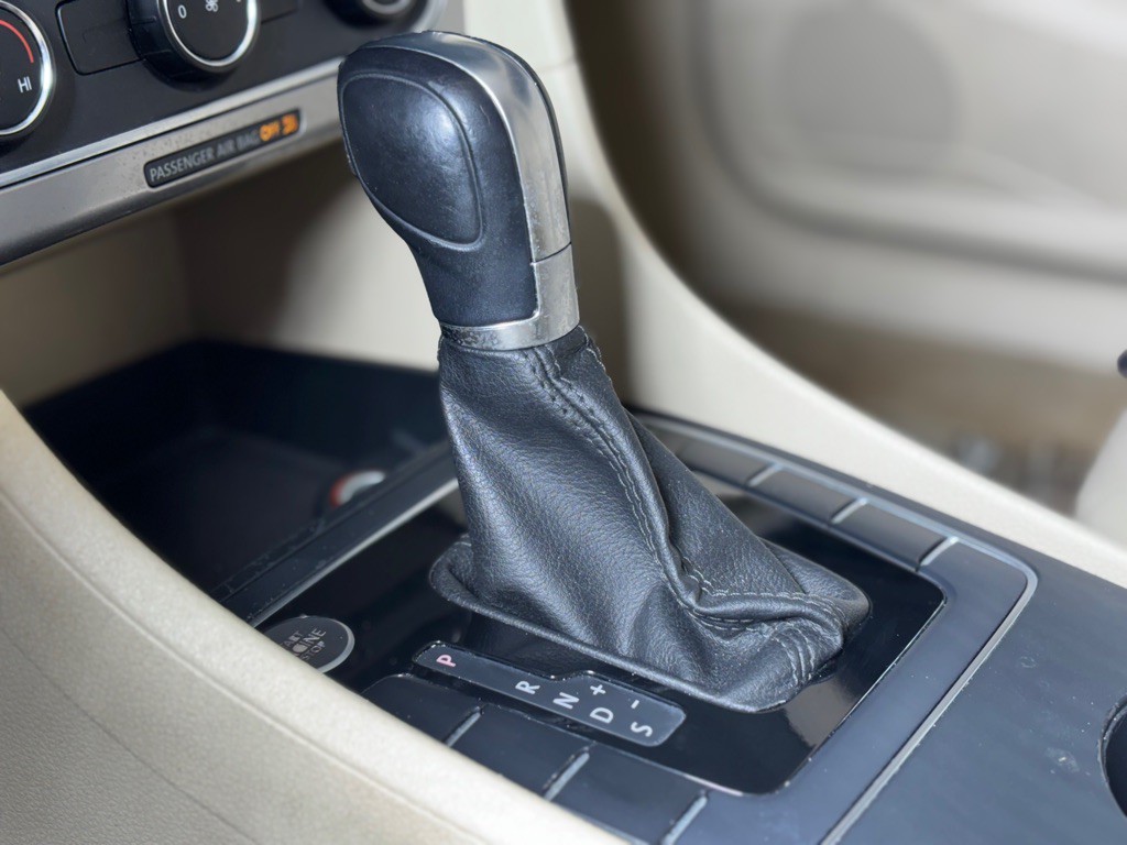 2015 Volkswagen Passat Image 19