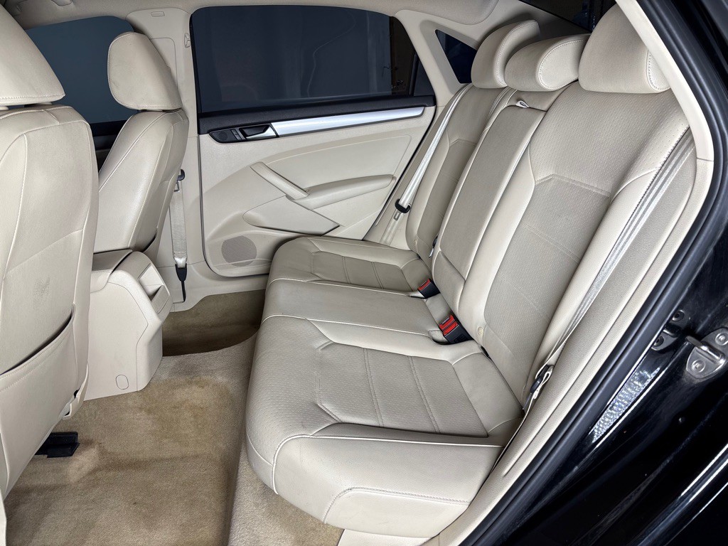 2015 Volkswagen Passat Image 24